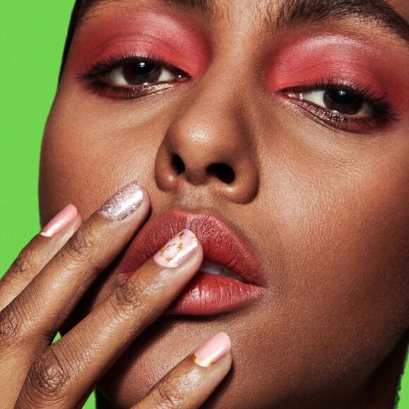 GLOSS PALETTE Feeling Flush Gel Nail Strips - Picture 3 of 6